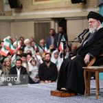 مقام معظم رهبری: رئیس‌جمهور آمریکا آشکارا فتنه‌گران را تشویق کرد / رئیس‌جمهور آمریکا را مجرم می‌دانیم